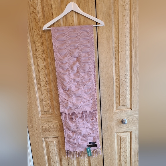 Textured dusty pink scarf - Picture 6 of 7